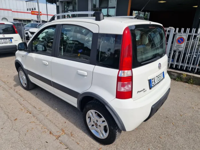 Fiat Panda 1.3 mjt 16v Climbing 4x4 75cv - immagine 3