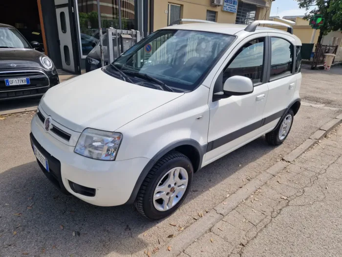 Fiat Panda 1.3 mjt 16v Climbing 4x4 75cv - immagine 2