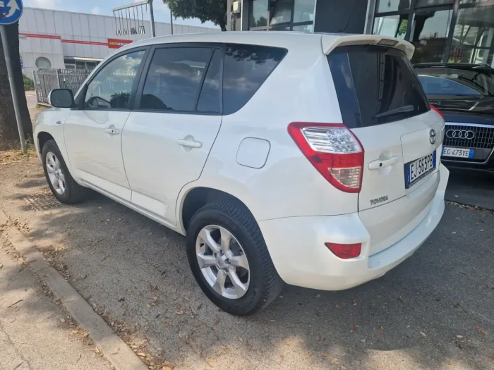 TOYOTA RAV 4 Crossover 2.2 d-4d Executive 150cv auto - immagine 3