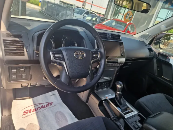 TOYOTA LAND CRUISER 5p 2.8 d-4d Executive auto - immagine 6