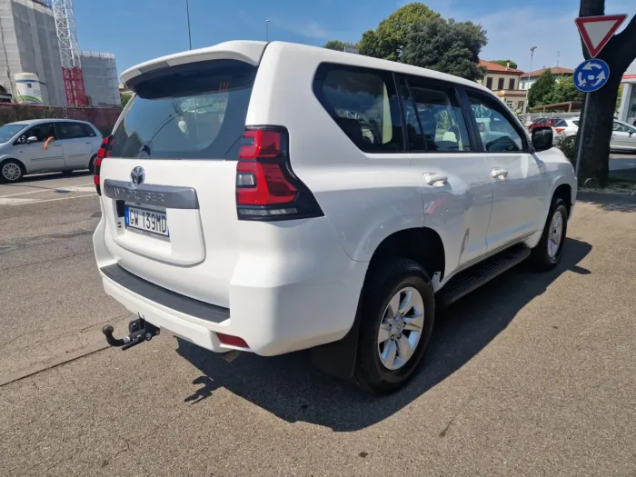 TOYOTA LAND CRUISER 5p 2.8 d-4d Executive auto - immagine 4