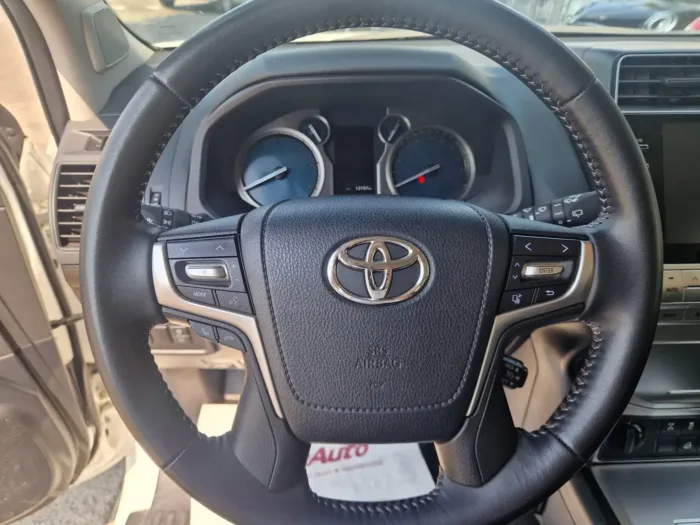 TOYOTA LAND CRUISER 5p 2.8 d-4d Executive auto - immagine 7