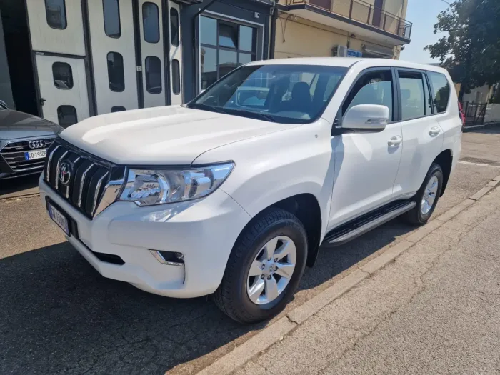 TOYOTA LAND CRUISER 5p 2.8 d-4d Executive auto - immagine 2