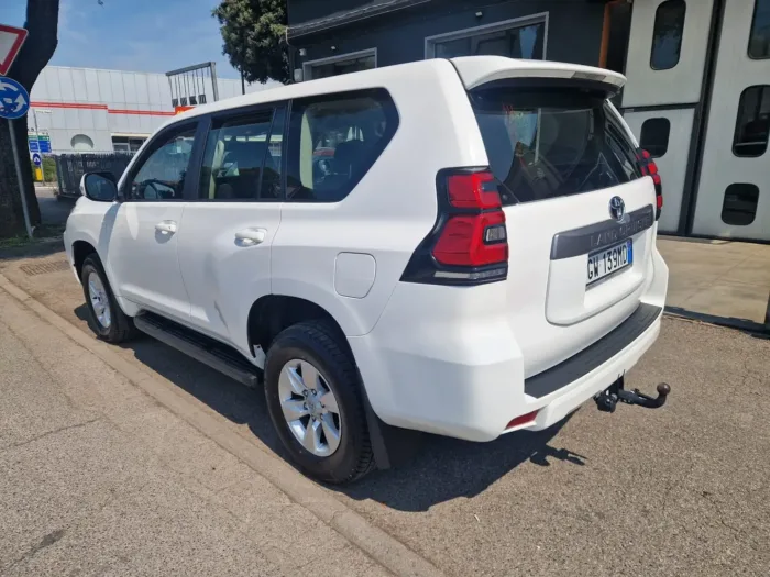 TOYOTA LAND CRUISER 5p 2.8 d-4d Executive auto - immagine 3