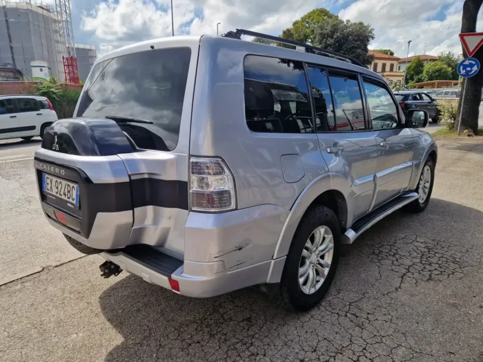MITSUBISHI PAJERO 3.2 cr Instyle 200cv 7p auto - immagine 4