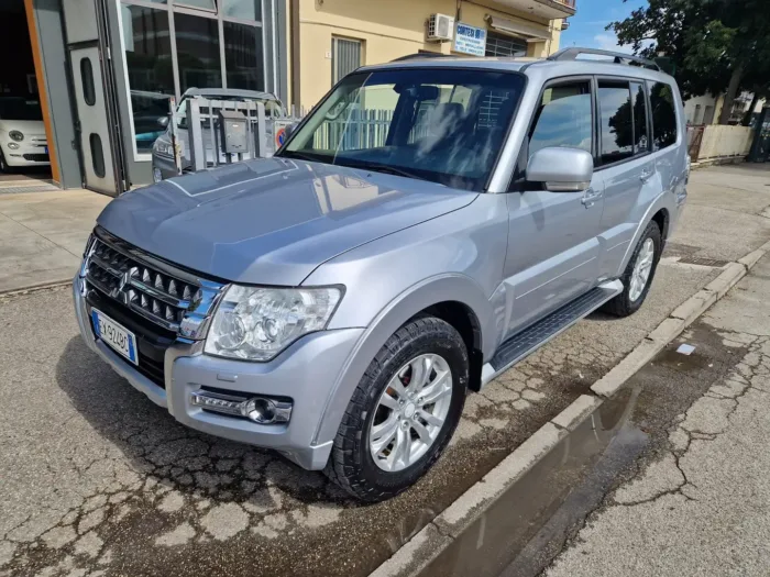 MITSUBISHI PAJERO 3.2 cr Instyle 200cv 7p auto - immagine 2