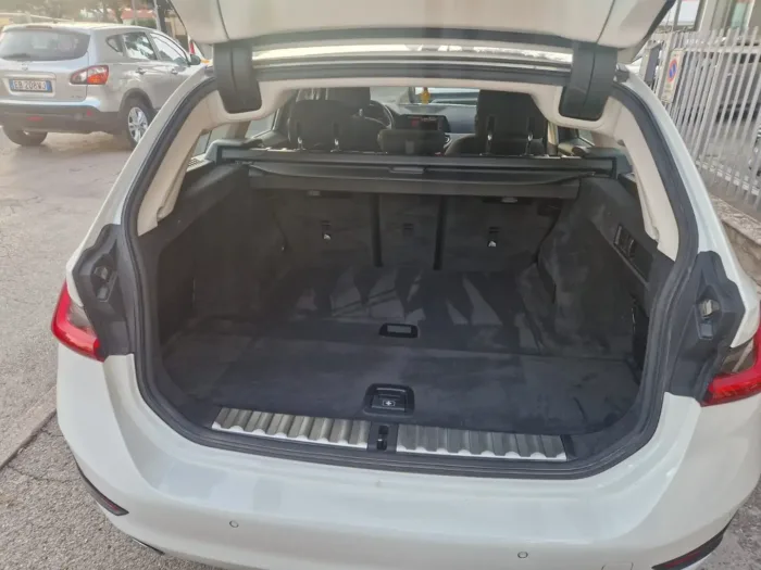 BMW 320D Touring Business Advantage auto - immagine 15