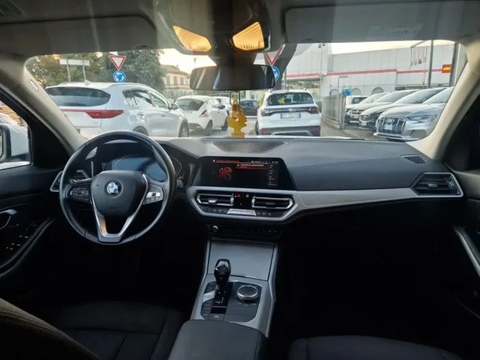 BMW 320D Touring Business Advantage auto - immagine 5