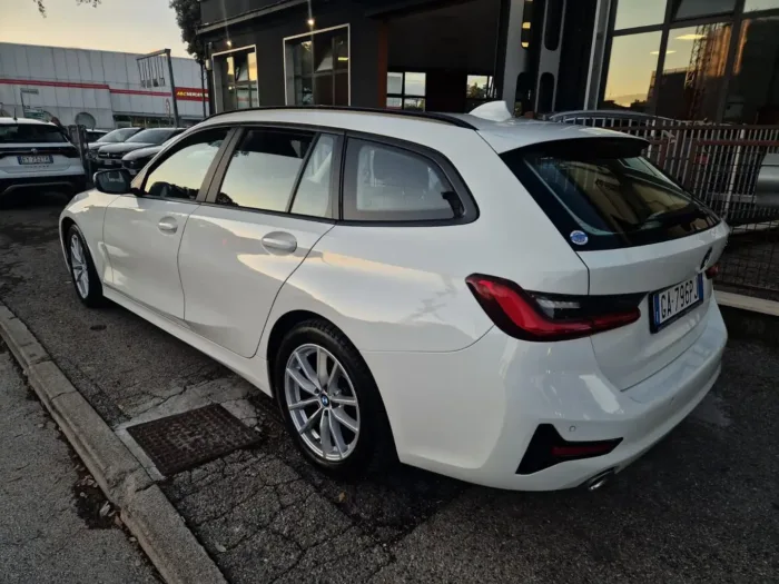 BMW 320D Touring Business Advantage auto - immagine 4