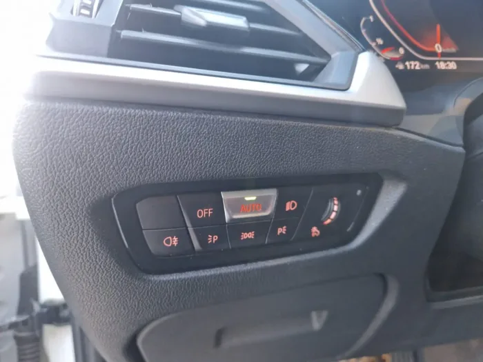 BMW 320D Touring Business Advantage auto - immagine 9