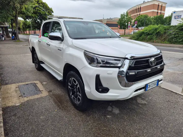 Toyota Hilux 2.4 d-4d double cab Lounge 4wd auto - immagine 2