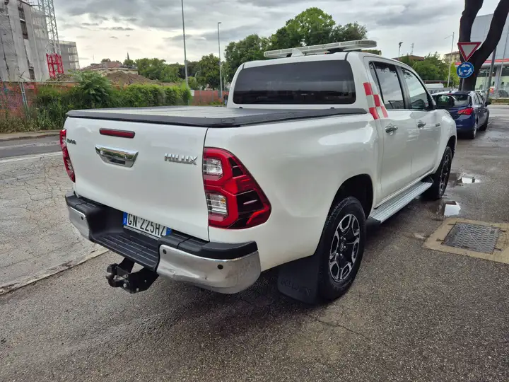 Toyota Hilux 2.4 d-4d double cab Lounge 4wd auto - immagine 3