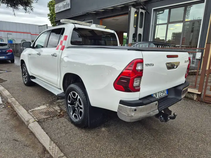 Toyota Hilux 2.4 d-4d double cab Lounge 4wd auto - immagine 4