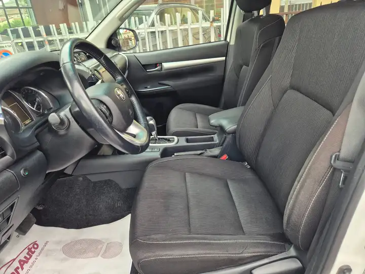 Toyota Hilux 2.4 d-4d double cab Lounge 4wd auto - immagine 5