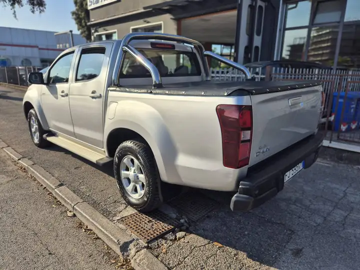 Isuzu D-Max 1.9 td crew Planet 4x4 - immagine 2
