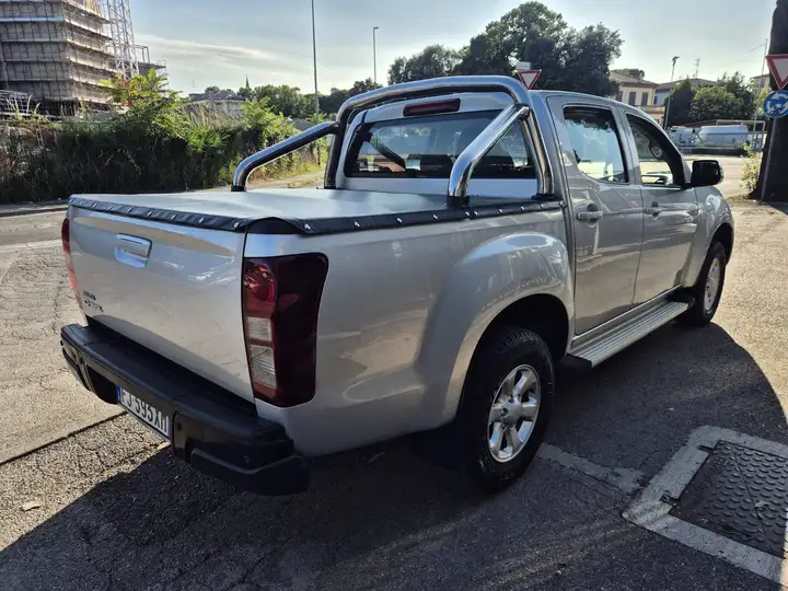 Isuzu D-Max 1.9 td crew Planet 4x4 - immagine 3